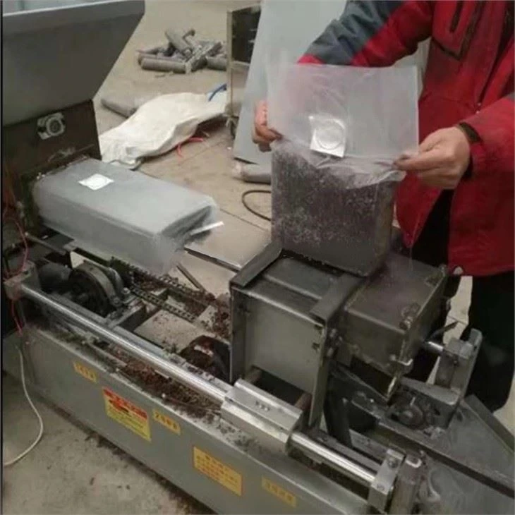 Machine de remplissage de sacs de mycélium de champignon comestible