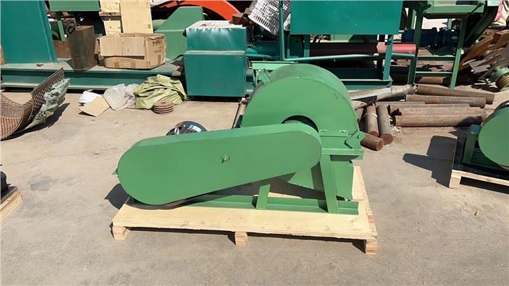 Déchiqueteuse de branches de bois sécuritaire